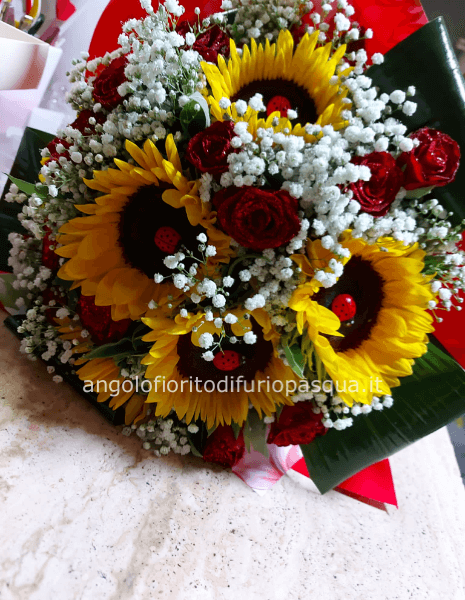 Bouquet di girasoli e rose