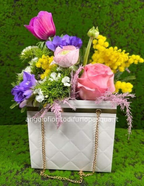 Borsetta con fresie,rose,ranuncoli,anemoni