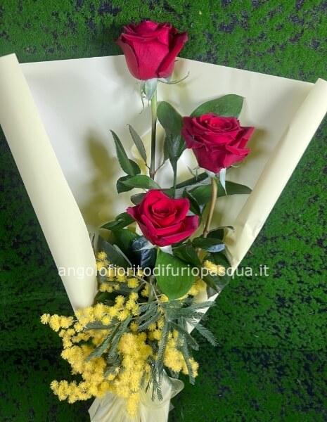 Mazzo di tre rose rosse con mimosa