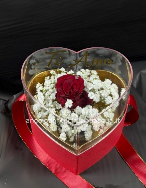 Scatola trasparente a cuore con rosa 