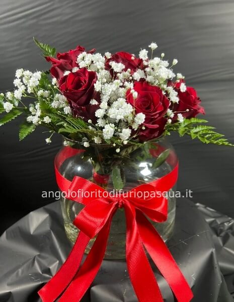 Vaso con bouquet di rose rosse di prima scelta