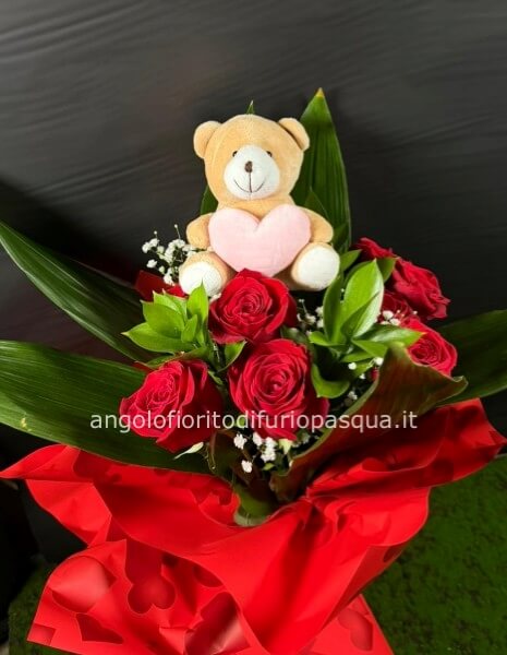 Bouquet di rose rosse con orsetto