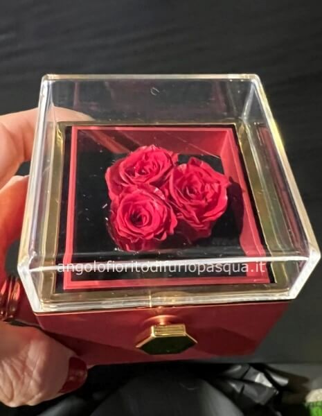 Cofanetto con rose e orecchini