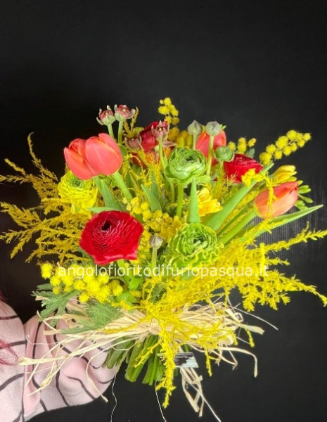 Bouquet con mimosa, ranuncoli e tulipani