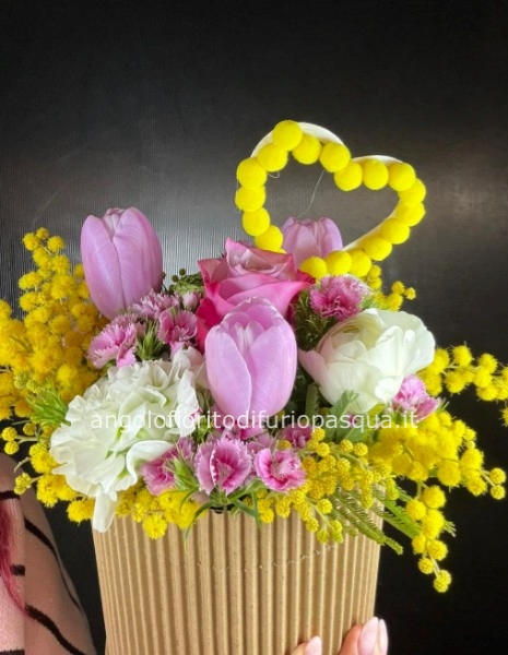 Cofanetto con composizione floreale e mimosa