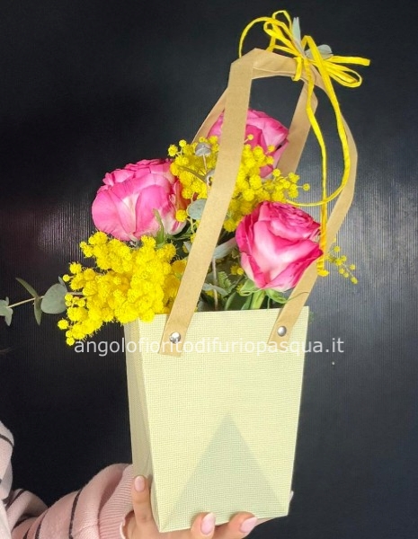Borsetta con tre rose rosa e mimosa