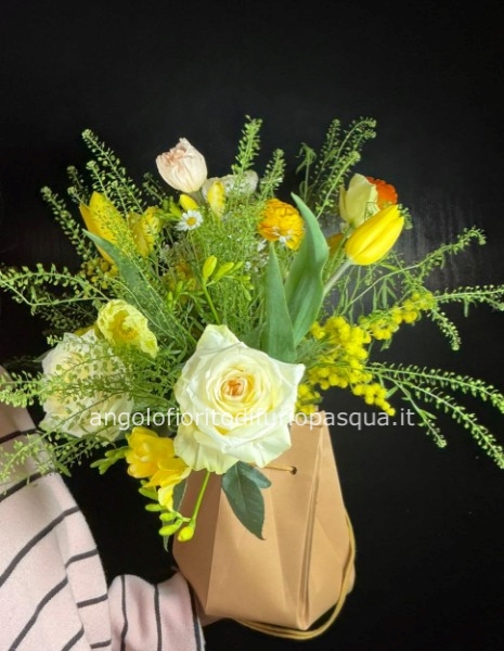 Bouquet sui toni del giallo con contenitore